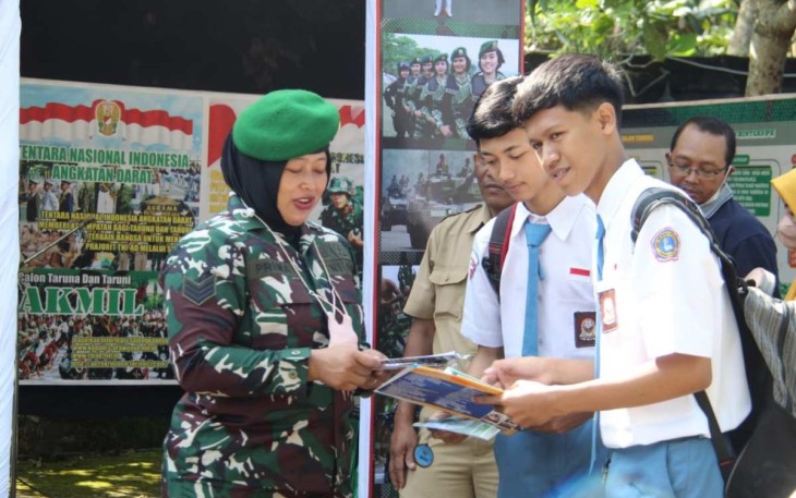 Animo pelajar saat mengunjungi stand Kodim 0806/Trenggalek 