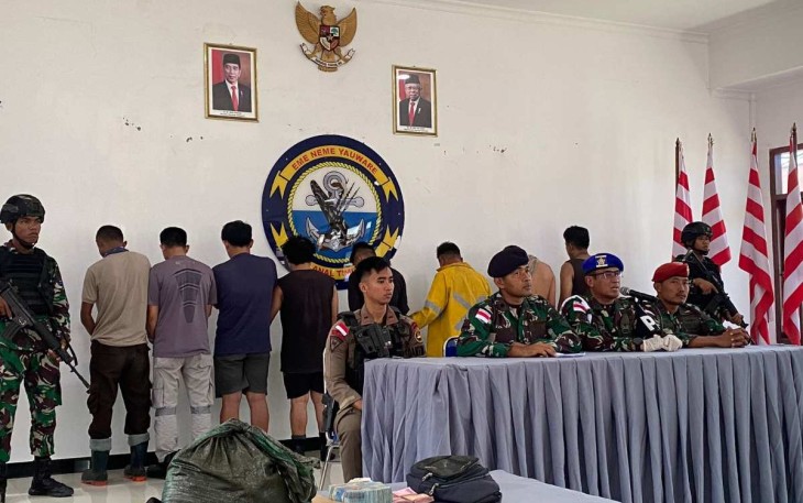 Lanal Timika saat konferensi pers terkait pencurian 34 karung konsentrat PT Freeport, Senin (16/1)