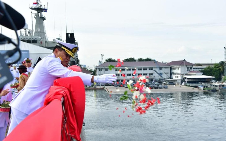 Kasal Laksamana TNI Muhammad Ali saat tabur bunga peringati Hari Dharma Samudera tahun 2023 di atas geladak KRI Banda Aceh 593, Senin (16/1)