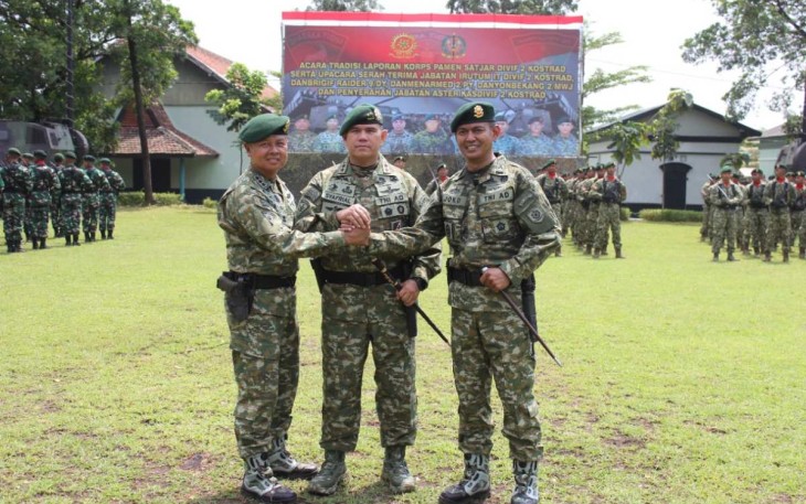 Pangdiv 2 Kostrad Mayjen TNI Syafrial foto bersama Danmenarmed 2 Kostrad usai sertijab, Senin (16/1)