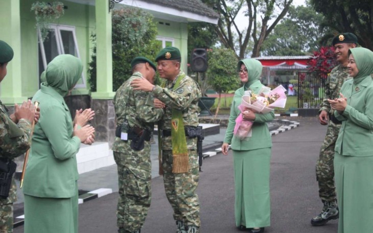 Kolonel Arm Rizal Analdie saat memeluk dengan haru tanda perpisahan satuan Menarmed 2 Kostrad, Malang, Senin (16/1)