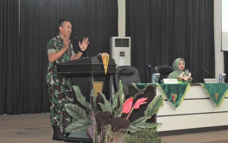 Danmenarmed 2 Kostrad Kolonel Arm Joko Setiyo Kurniawan saat memberikan jam komandan kepada prajurit dan Persit, Selasa (17/1)