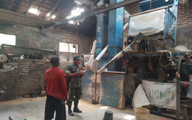 Pengecekan ketersediaan beras di penggilingan padi warga desa binaan