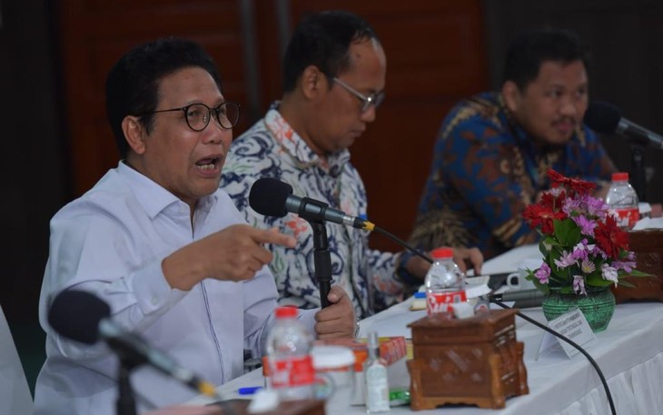 Menteri Desa, PDT, dan Transmigrasi Abdul Halim Iskandar didampingi Sekjen Kemendes PDTT Taufik Madjid, Dirjen Pembangunan Desa dan Perdesaan Sugito, Kepala Pusat Data dan Informasi Ivanovich Agusta, Staf Khusus Mendes PDTT Abdul Malik Haramain berdialog dengan para kepala desa dari Kabupaten Probolinggo, Jawa Timur di Kantor Kemendes PDTT, Jakarta, Senin (16/1/2023).