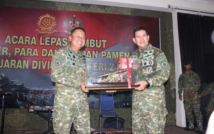 Kolonel Arm Rizal Analdie saat menerima cenderamata Pangdivif 2 Kostrad