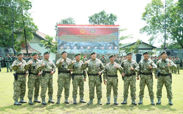 Pangdivif 2 Kostrad Mayjen TNI Syafrial foto bersama komandan Satjar DIvif 2 Kostrad