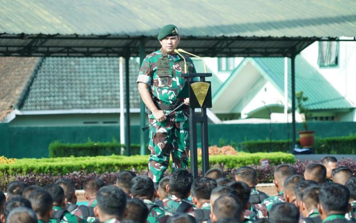 Pangdiv 2 Kostrad Mayjen TNI Syafrial saat memberikan pengarahan prajuritnya 
