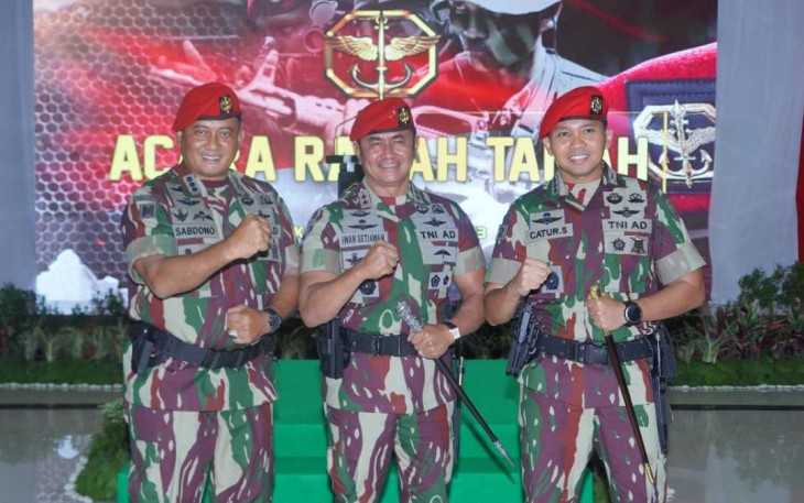 Danjen Kopassus Mayjen TNI Iwan Setiawan foto bersama usai sertijab pamen, Selasa (17/1)
