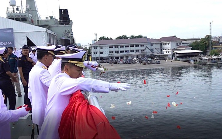 Pangkolinlamil Laksda TNI Agus Hariadi saat tabur bunga peringati Hari Dharma Samudera 