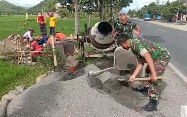 Kerja bakti bangun talud bersama warga binaan 