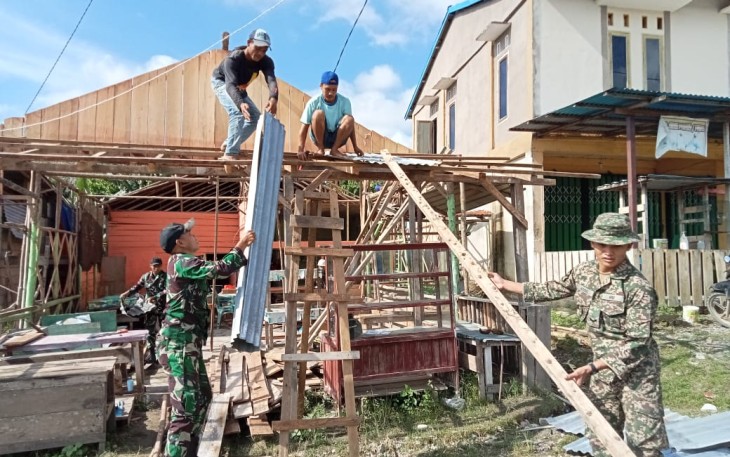 Karya bakti bangun pembongkaran rumah warga perbatasan 