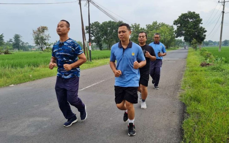 Latihan fisik personel persiapan pendidikan