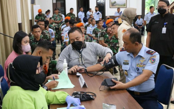 Komandan Kosek IKN Marsma TNI Setiawan saat mengikuti donor darah, Rabu (18/1)
