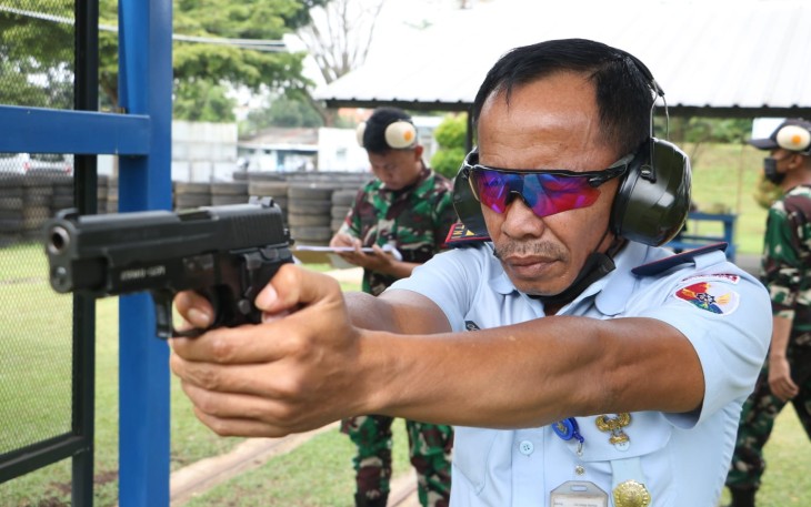 Latihan tembak personel lanud Husein Sastranegara 