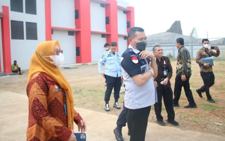 Kadiv Administrasi Yusfini saat mengunjungi pembangunan Blok Hunian Lapas Kelas I Tangerang