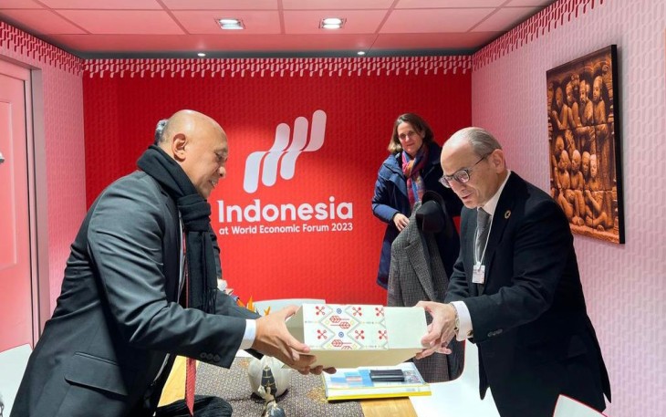Menteri Teten Masduki bersama Magdi Batato Chief Operating Officer Nestle Global di Swiss, Rabu (18/1)