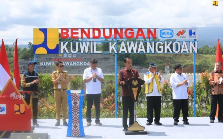 Presiden Jokowi saat meresmikan Bendungan Kuwil Kawangkoan, Provinsi Sulawesi Utara, Kamis (19/1)