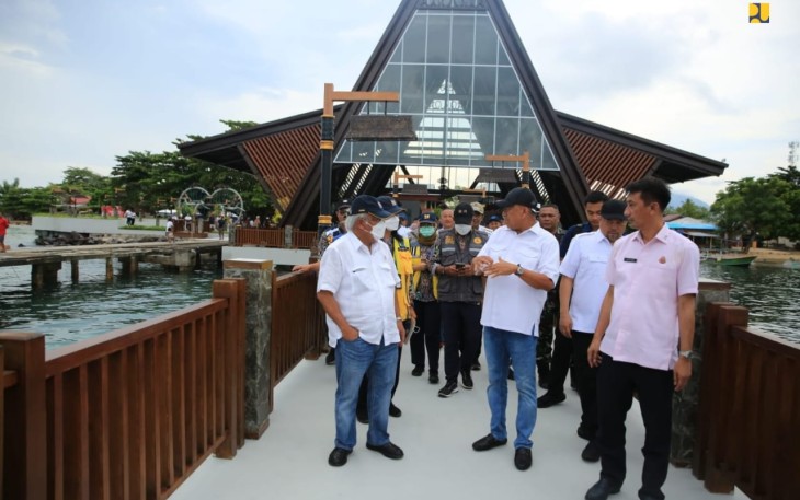 Menteri Basuki saat mendampingi presiden Jokowi dikawasan pantai Bunaken Sulawesi Utara, Jum'at (20/1)