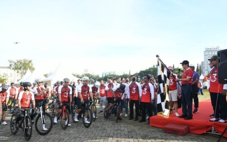 Menkumham RI Yasonna H Laoly saat lepas gowes sehat bersama Imigrasi 