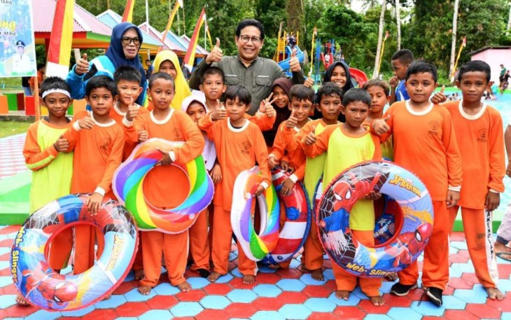 Gus Halim bersama anak-anak di Surabaya 