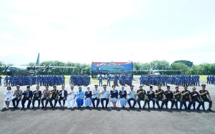 Foto bersama Pangdiv 2 Kostrad beserta jajaran Lanud Abd Saleh 