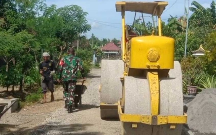 Pengaspalan jalan desa binaan