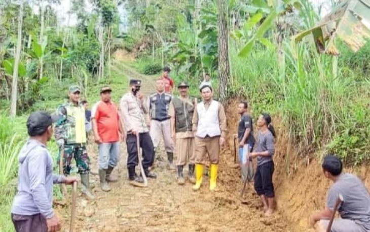 Gotong-royong perbaiki jalan desa binaan 