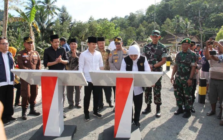Dandim 0806/Trenggalek Letkol Kav Peddy Adi Prasetyo dampingi Gubernur Jatim resmikan jembatan 