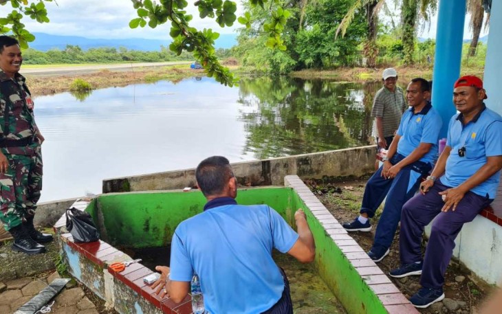 Kadisops Lanud Sutan Sjahrir Mayor Lek Bambang Braders saat memberikan pengarahan dalam pemanfaatan kolam menjadi produktif 