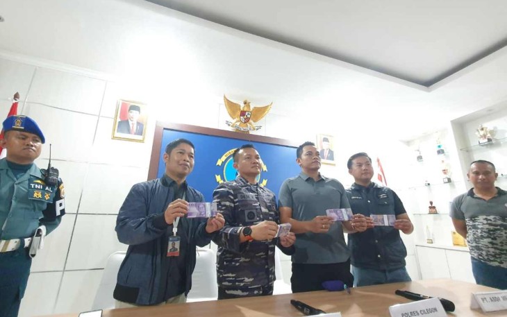 Danlanal Banten Kolonel Dedi Komarudin saat konferensi pers uang palsu