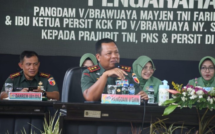 Pangdam V Brawijaya Mayjen TNI Farid Makruf saat memberikan pengarahan 