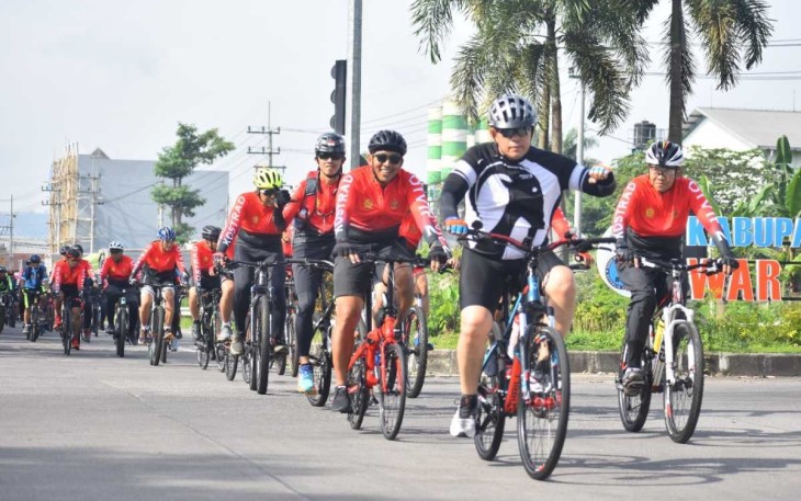 Pangdivif 2 Kostrad Mayjen TNI Syafrial saat gowes bareng Dansatjar wilayah Malang Raya