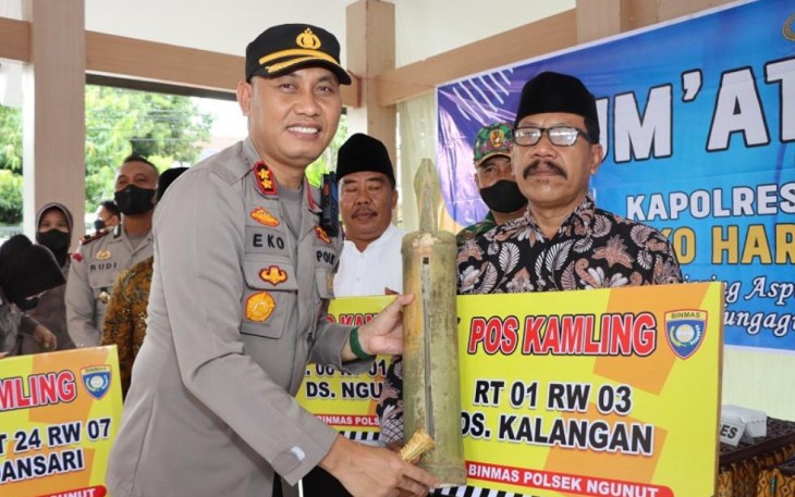 Polres Tulungagung Beri Perlengkapan Poskamling