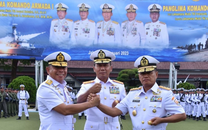 Foto bersama usai sertijab Pangkoarmada III