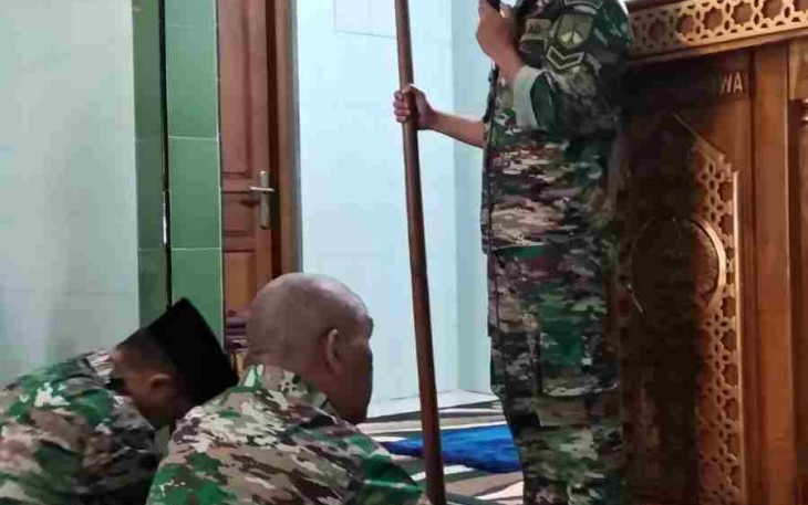 Pelaksanaan Sholat Jumat di masjid At Taqwa Korem 073/Mkt