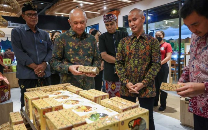 Menteri Teten Masduki saat meninjau hasil UMKM oleh-oleh di Bali