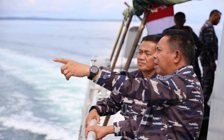 Laksda TNI Irvansyah saat memberikan pemaparan kepada Laksda TNI Agus Hariadi dalam Admiral Inspection Koarmada III 