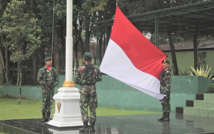 Upacara bendera prajurit Menarmed 2 Kostrad 