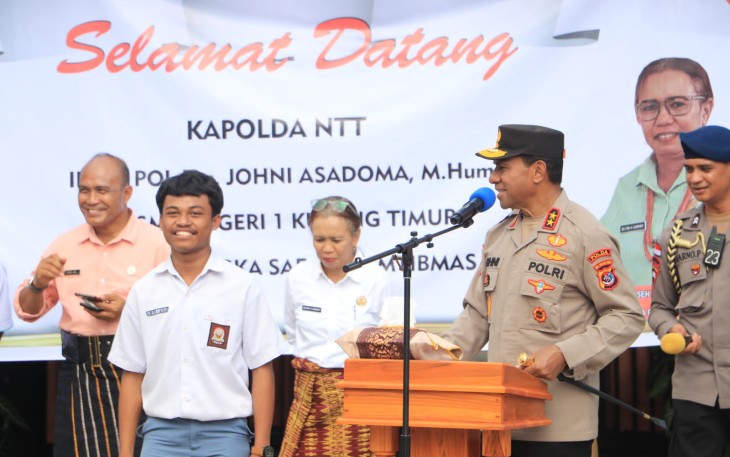 Kapolda NTT Irjen Pol Johni Asadoma saat bersama siswa SMAN 1 Kupang
