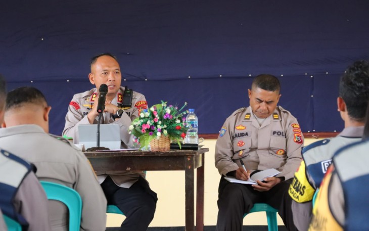 Kapolres Ngada AKBP Padmo Arianto saat memberikan penghargaan 