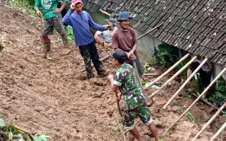 Evakuasi korban longsor di wilayah binaan 