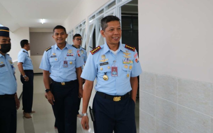 Danlanud Husein Sastranegara Kolonel Pnb I Gusti Putu Setia meninjau Madrasah Al-Mu'minun usai peresmian 