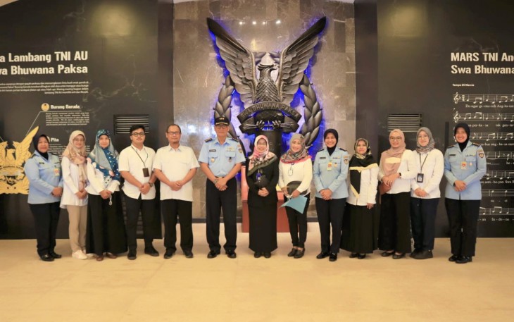 Kamuspusdirla saat foto bersama jajaran Dinas Perpustakaan dan Kearsipan Kabupaten Sleman