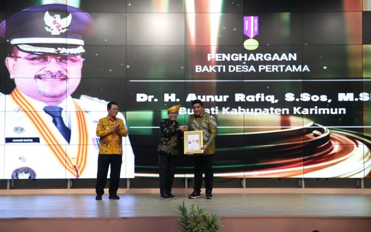 Gus Halim saat memberikan piagam penghargaan 