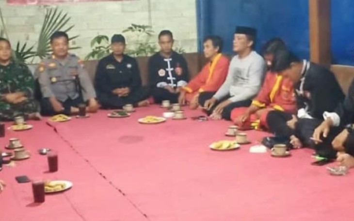 Silahkan bersama anggota perguruan silat 