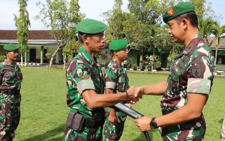 Dandim 0806/Trenggalek Letkol Kav Peddy Adi Prasetyo saat memberikan apresiasi kepada prajuritnya