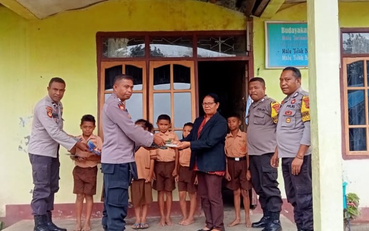 Kanit Binmas Polsek Soa Aipda Abraham memberikan buku pelajaran 