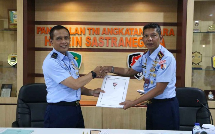 Danlanud Husein Sastranegara Kolonel Pnb I Gusti Putu Setia menerima hasil Wasrikap Koopsud I dari Marsma TNI Ir Yudy Mandega R
