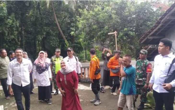 Bupati Pacitan Tinjau Rumah Terdampak Puting Beliung