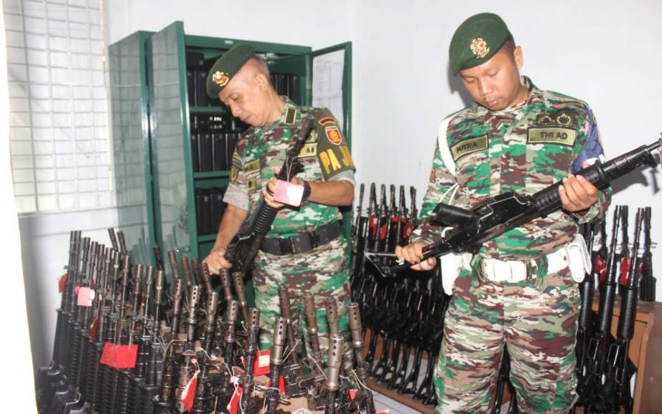 Pemeriksaan kesiapan senjata Menarmed 2 Kostrad 